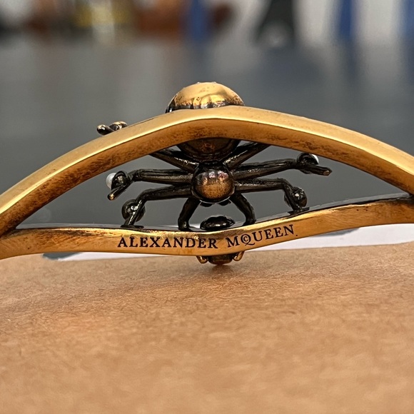 ⭐️SOLD⭐️Alexander McQueen Spider Cuff - Picture 15 of 17